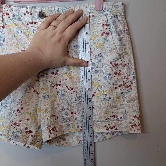 Old Navy Everyday Shorts Womens 10 White High Rise Floral Chino Flat Front - Picture 6 of 9